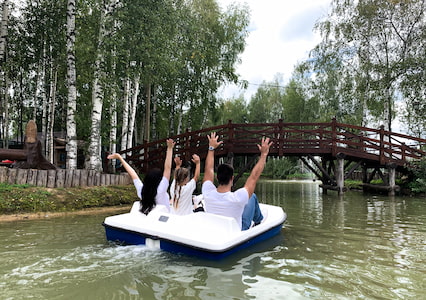 Катамараны на озерах в поселке Emerald Village