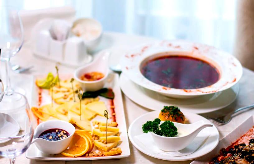 Блюда в ресторане на территории КП Emerald Village на Новой Риге