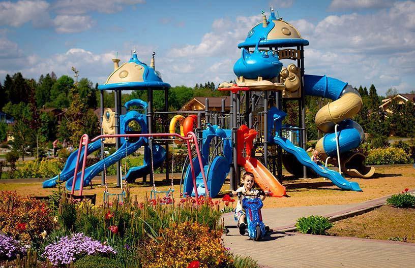 Детские и спортивные площадки  в поселке Emerald Village