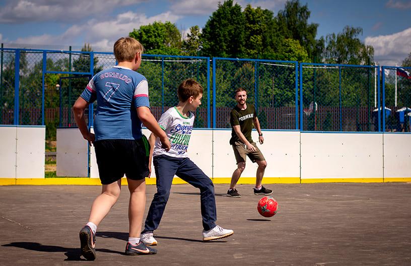 Площадка для игры в футбол в поселке Emerald Village