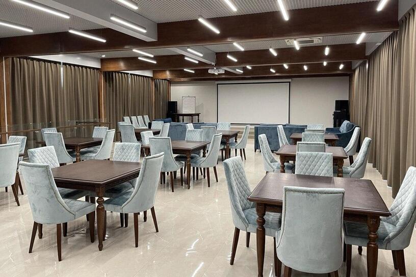 Конгресс-холл и кинотеатр в поселке Emerald Village