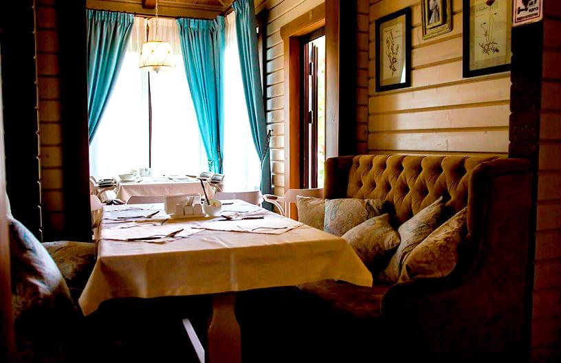 Ресторан в поселке Emerald Village на Новой Риге