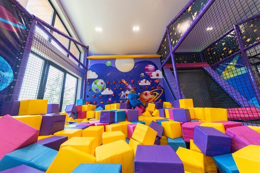 Детский клуб в поселке Emerald Village