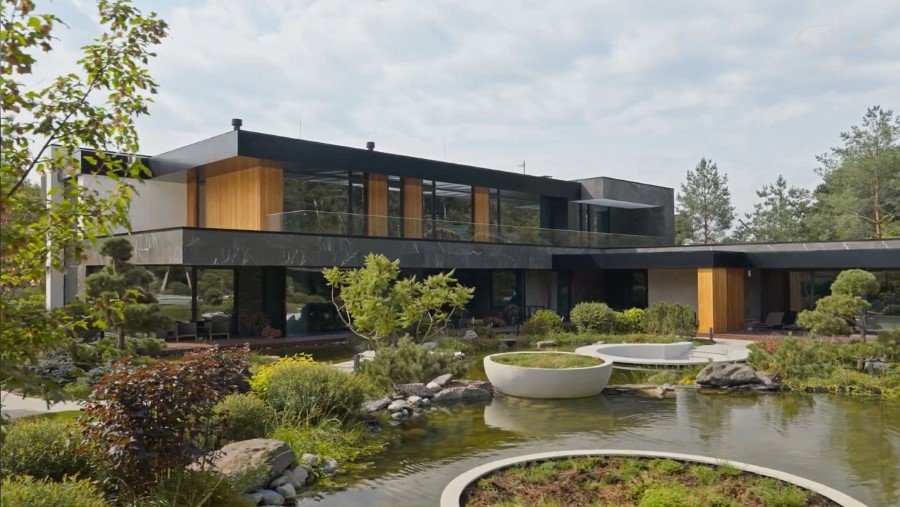 Дом из камня в стиле Хай-тек