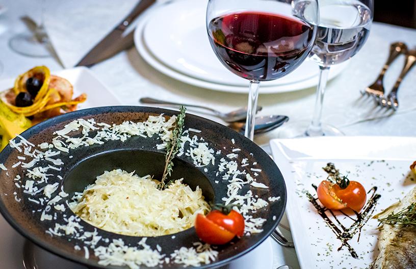 Ресторан в поселке Emerald Village