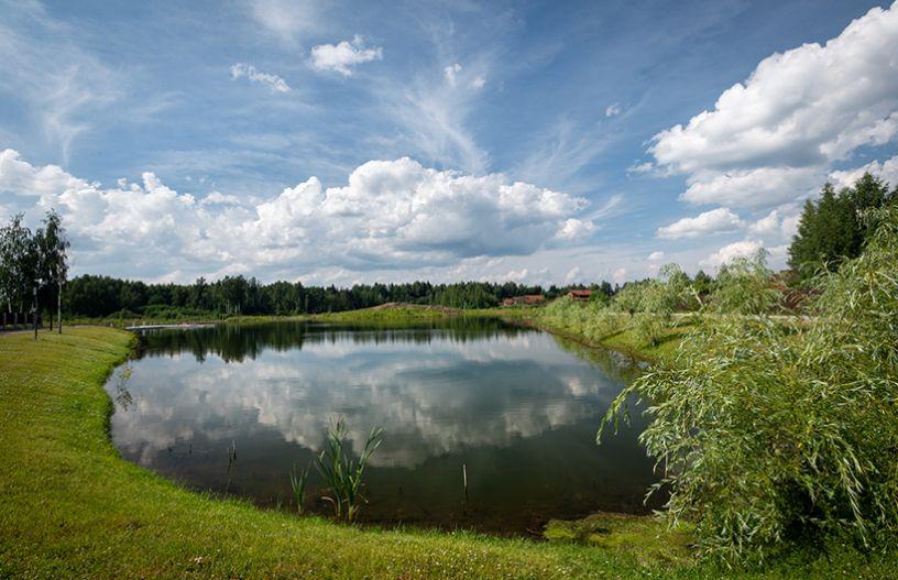 Озеро в элитном поселке Эмеральд Вилладж на Новой Риге