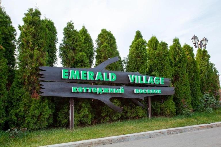 Вывеска коттеджного поселка Emerald Village Вывеска коттеджного поселка Emerald Village
