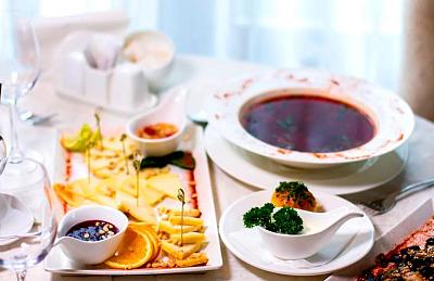 Блюда в ресторане на территории КП Emerald Village на Новой Риге