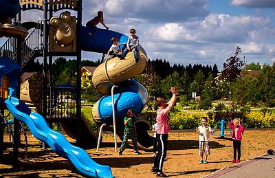 Детские площадки в КП Emerald Village на Новой Риге