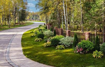 Обустроенная придомовая территория на участках КП Эмеральд Вилладж