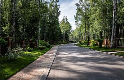 Широкая асфальтированная дорога по всему поселку Эмеральд Вилладж на Новой Риге