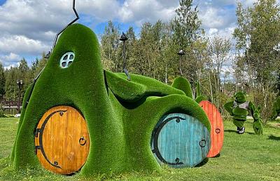 Дом хоббитов в топиари парке в поселке Emerald Village