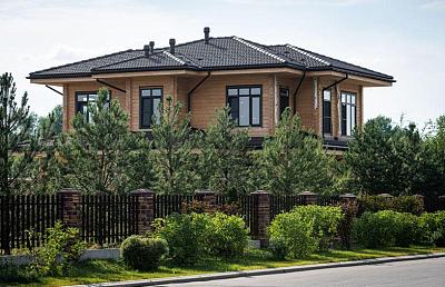 Построенные дома в стиле райта в поселке Эмеральд Вилладж на Новой Риге, Подмосковье 