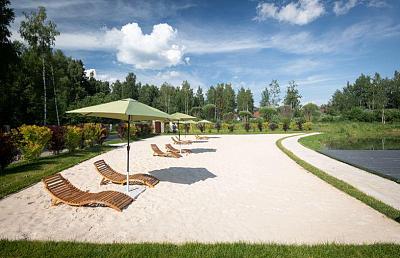 Пляж в элитном поселке Эмеральд Вилладж на Новой Риге, Подмосковье